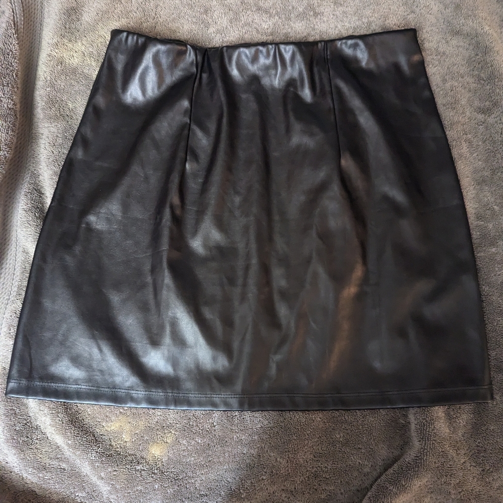 NWOT ASOS Designs Black Mini Skirt With Elastic Waist Size 8